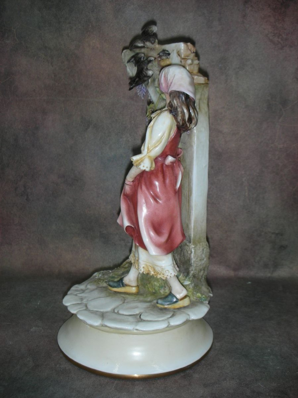 Статуэтка. Фарфор. Девушка и ласточкино гнездо. Capodimonte. Италия
