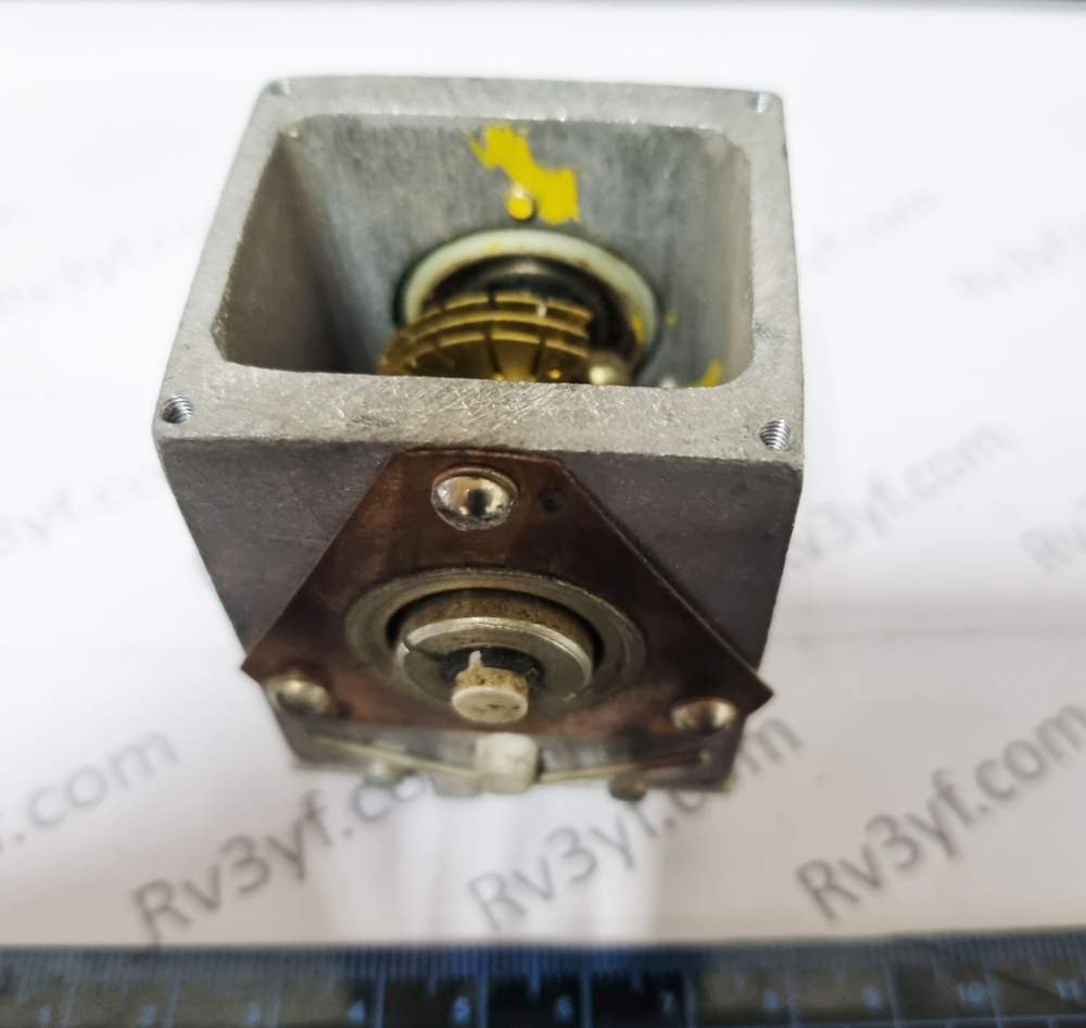 Конденсатор Переменной Емкости (КПЕ). 2 секции. Емкость секции по 5-20 пФ.