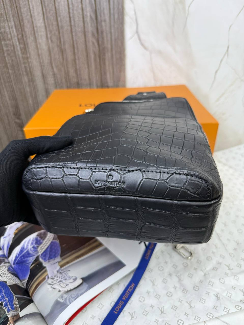 Сумка-мессенджер Louis Vuitton из кожи крокодила