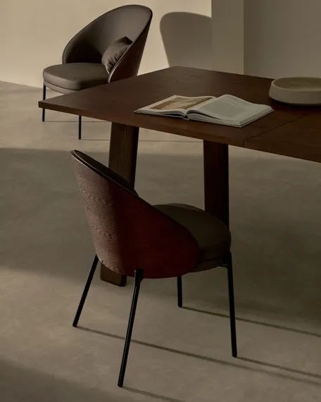 Стул Eamy из коричневой экокожи, ясеневого шпона с отделкой под орех и черного металла