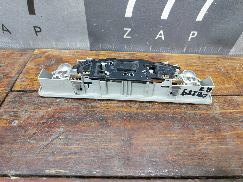 Плафон салонный задний Audi Q7 (4L) 06-15 Б/У Оригинал 4L0947111B