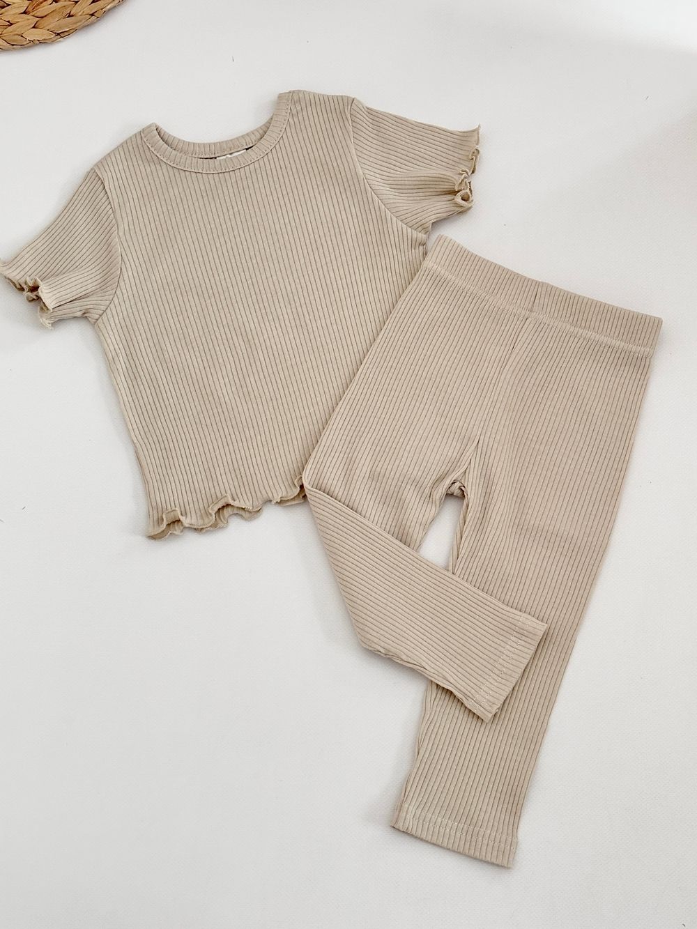 Костюм в рубчик футболка и легинсы