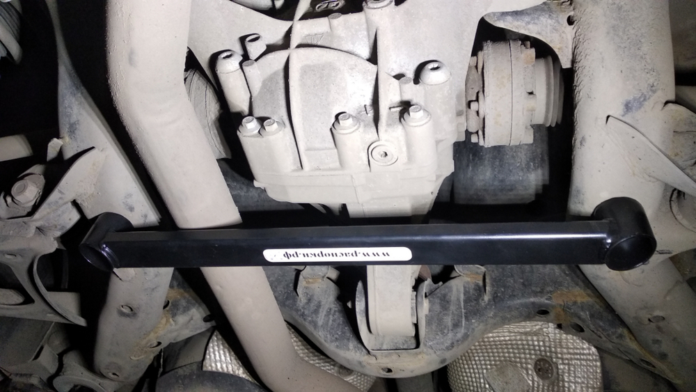 Усилитель жесткости заднего подрамника по середине Volkswagen Touareg 1 (GP) и Porsche Cayenne (955/957) (ПОД ЗАКАЗ)