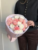 Букет из хризантемы, кустовой пионовидной розы и диантусов