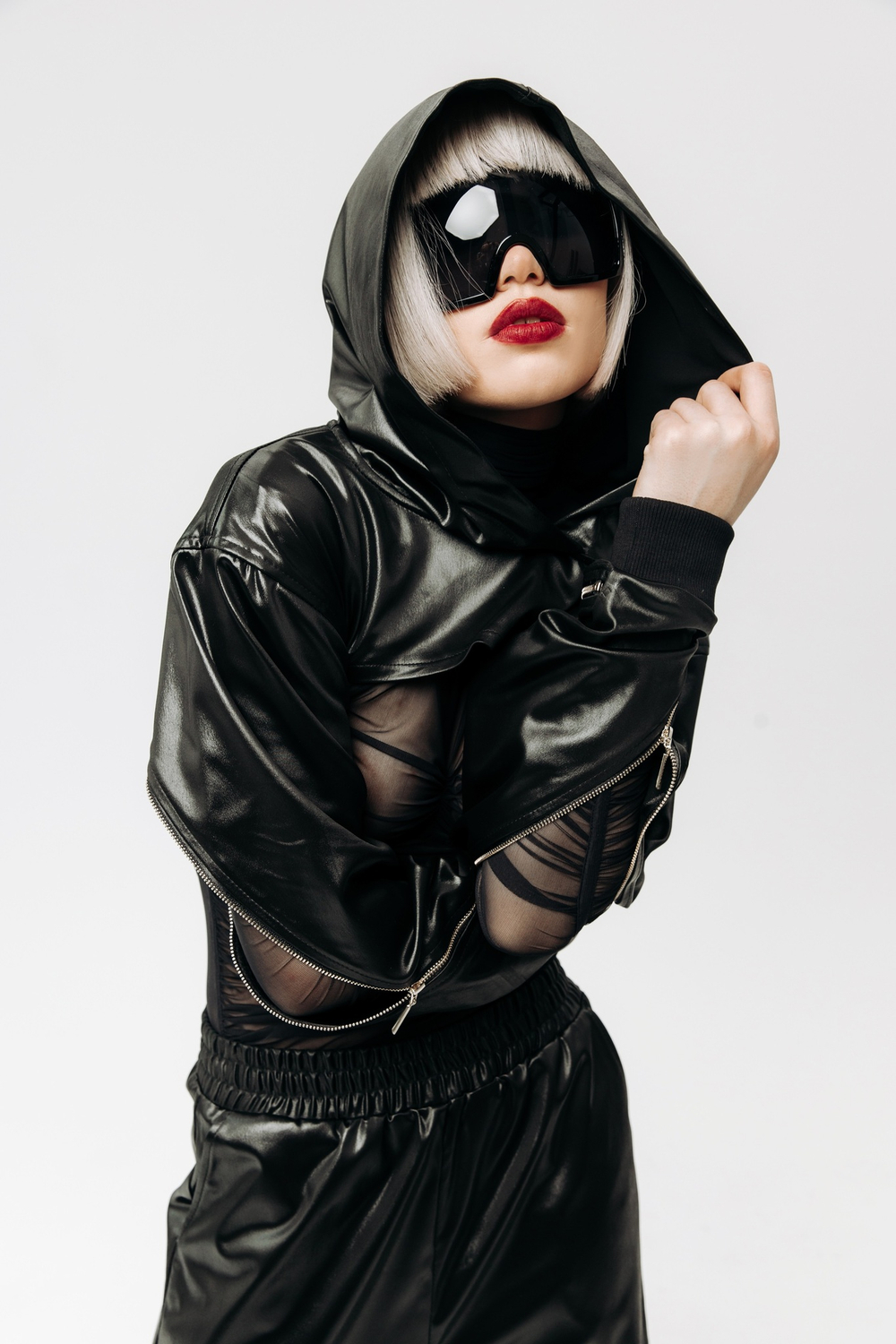 Укороченное худи с молниями на рукавах