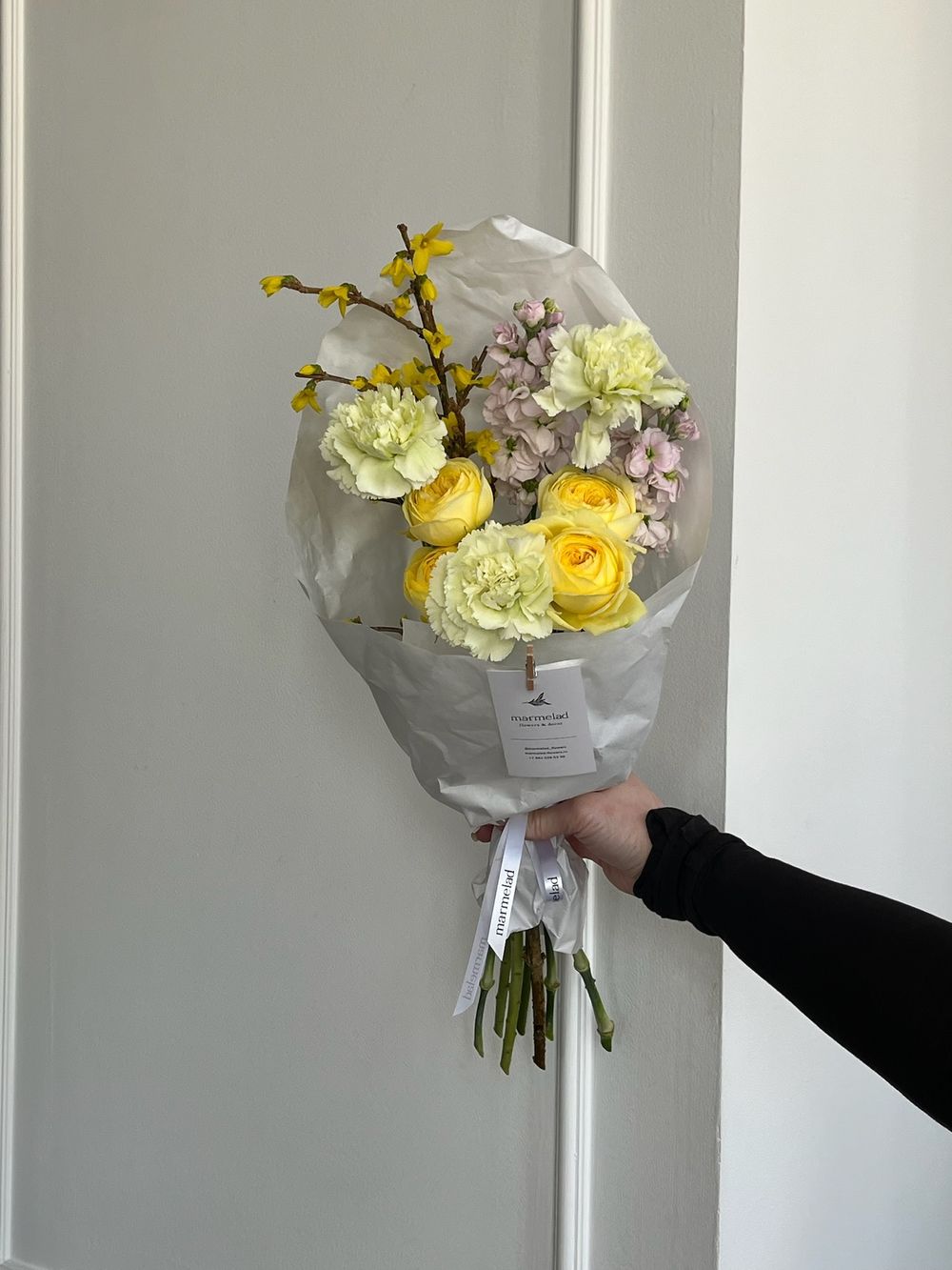 Кулек сборный из кустовых пионовидных роз, диантусов и веток форзиции