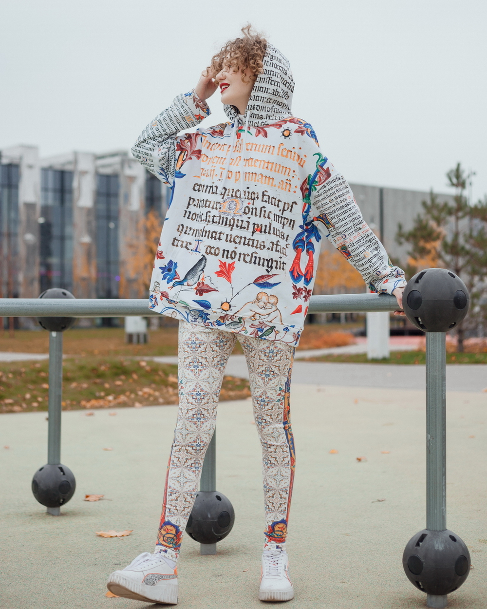 Худи "Манускрипт", по мотивам готического шрифта и иллюстраций из Бревиария короля Мартина Арагонского