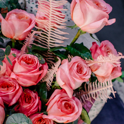 81. Нежный эффектный букет из пионовидных роз и эвкалипта