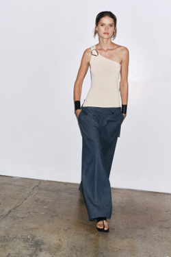 ZARA ТРИКОТАЖНЫЙ ТОП АСИММЕТРИЧНОГО КРОЯ С ФУРНИТУРОЙ, ЭКРЮ