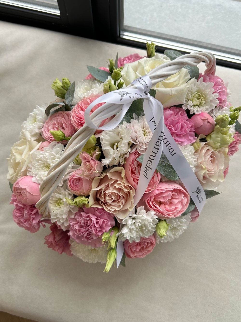 Цветочная корзина в розовой гамме