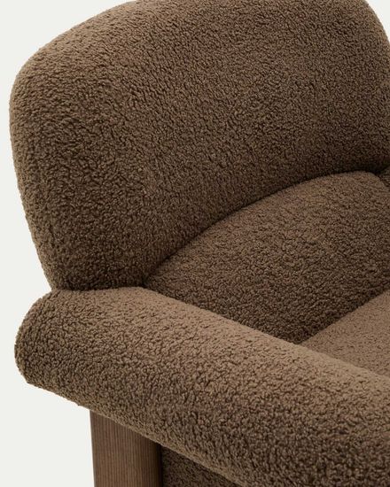Кресло Cabana из серо-коричневого букле с ножками в отделке под орех