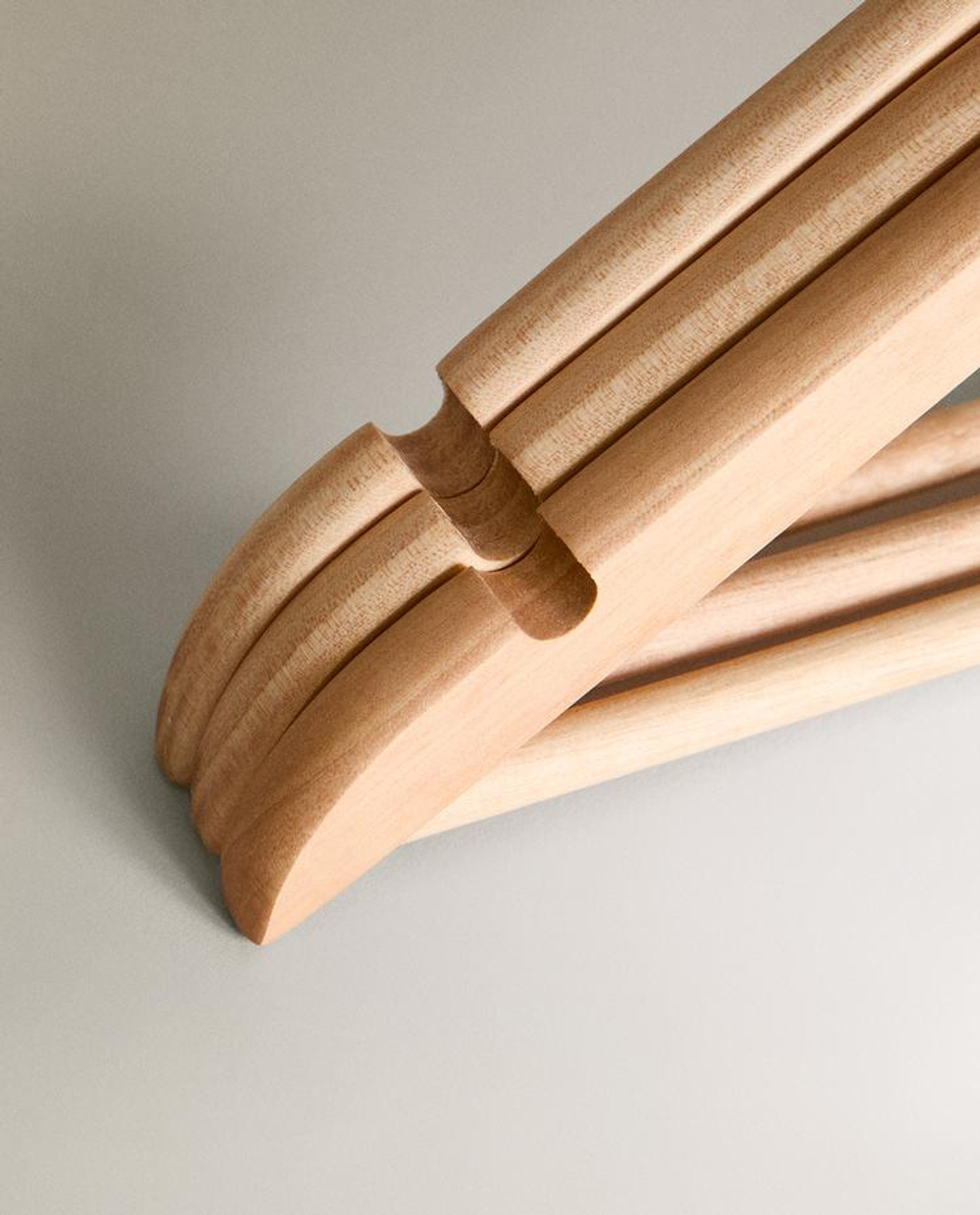 ZARA HOME Лакированные деревянные вешалки (комплект из 3 штук), светло-бежевый