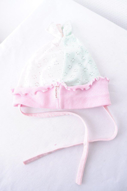 Шапка из хлопка на завязках для новорожденного