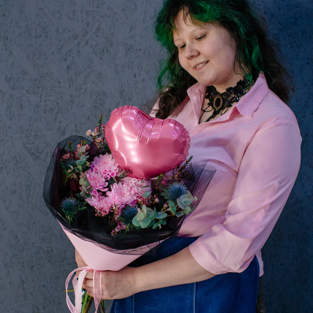 120. Романтичный букет с шариком-сердцем в контрастной упаковке