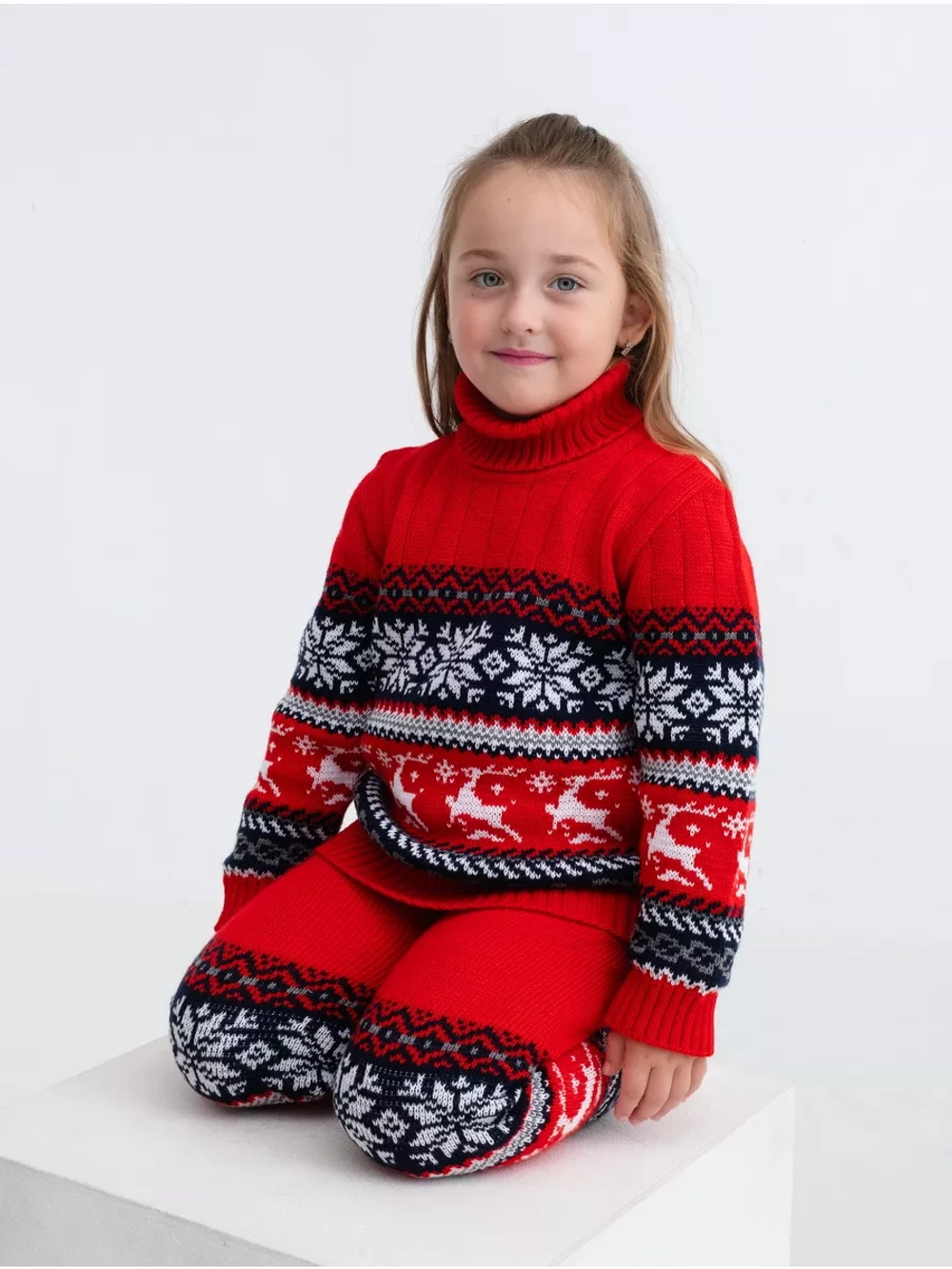 Свитер вязаный с оленями новогодний