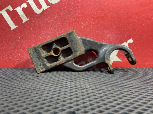 Кронштейн амортизатора переднего левого 2015 года.