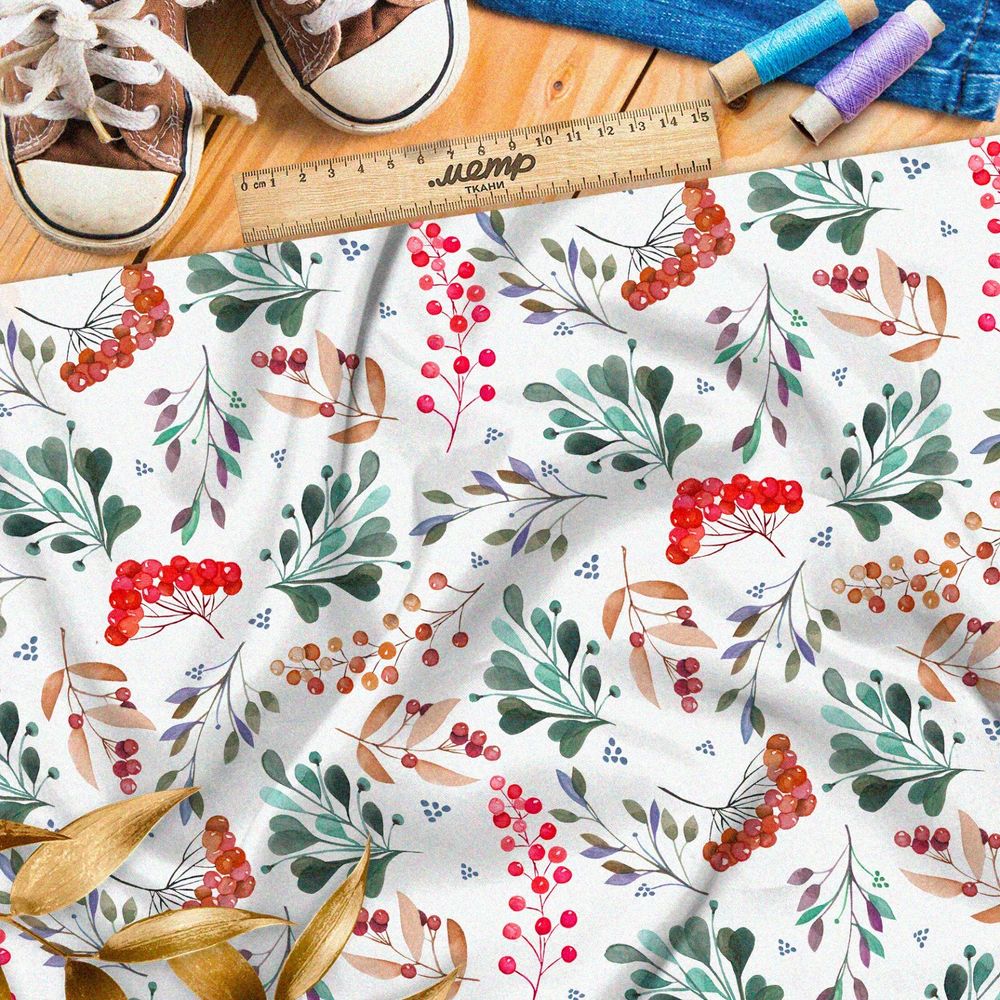 Ткань кулирная гладь спелые веточки брусники и смородины на белом фоне