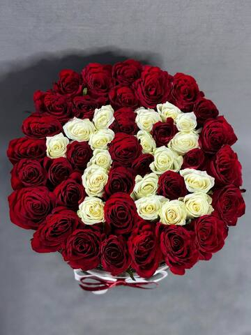 Шляпная коробка из белых и красных роз на Восемнадцатилетие