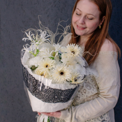 113. Кружевной белоснежный букет с выразительным акцентом