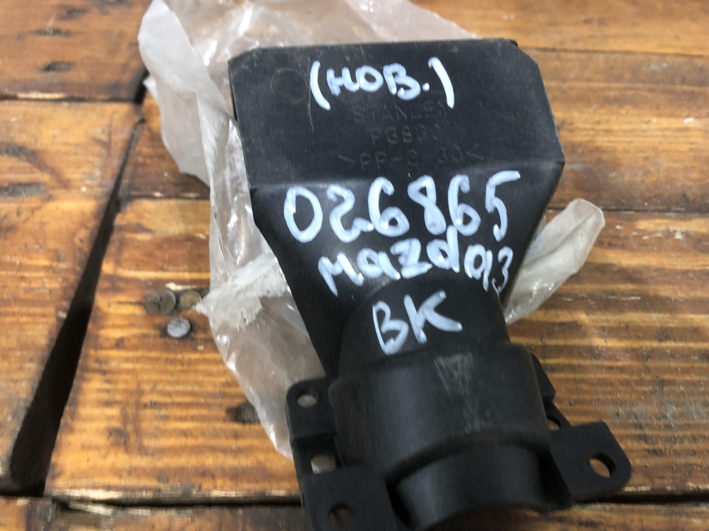 Кронштейн форсунки омывателя Mazda 3 (BK) 02-09 Новое Оригинал BP4K510H6