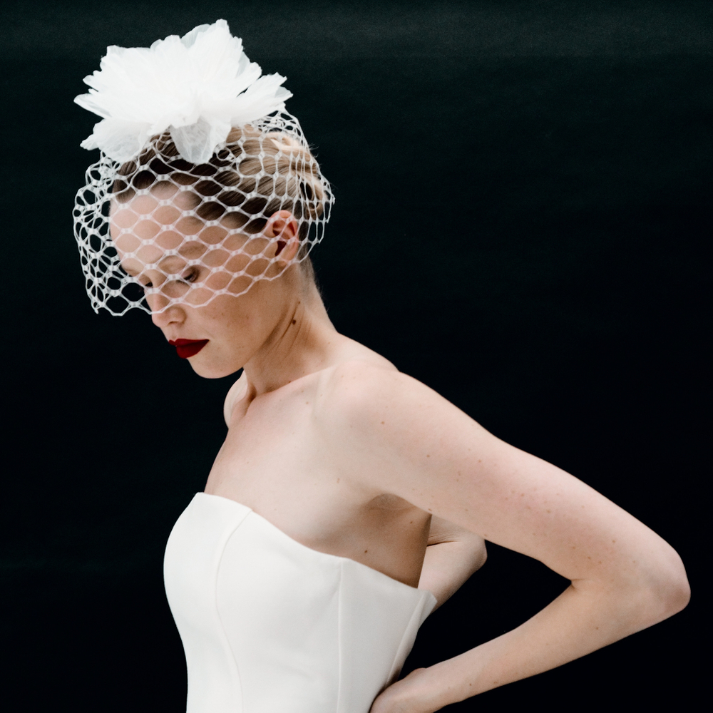 Вуаль из крупной сетки с шелковым цветком