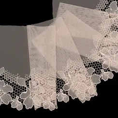 Вышивка на сетке бежевая (правая) 21 см