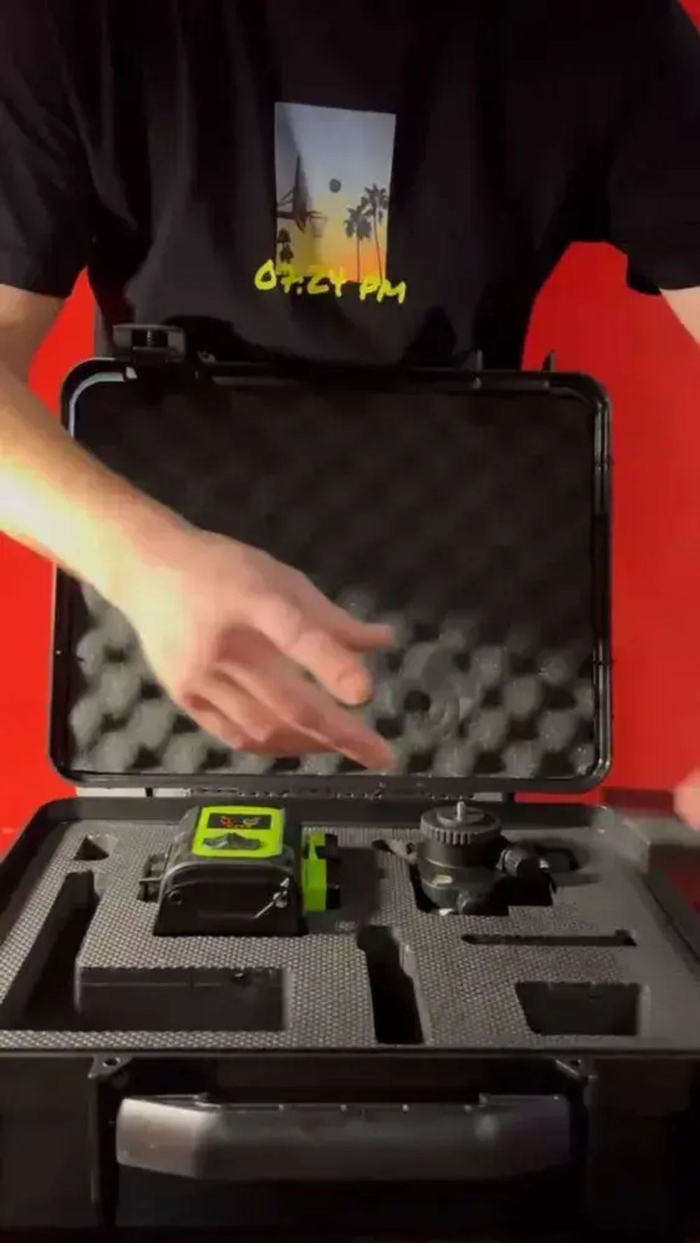 Лазерный уровень нивелир Fukuda 4D 360 MW94D4GX PRO самовыравнивающийся лазер - зеленый луч, 16 линий в комплекте со штативом, магнитным креплением, угловым держателем, зарядным устройством