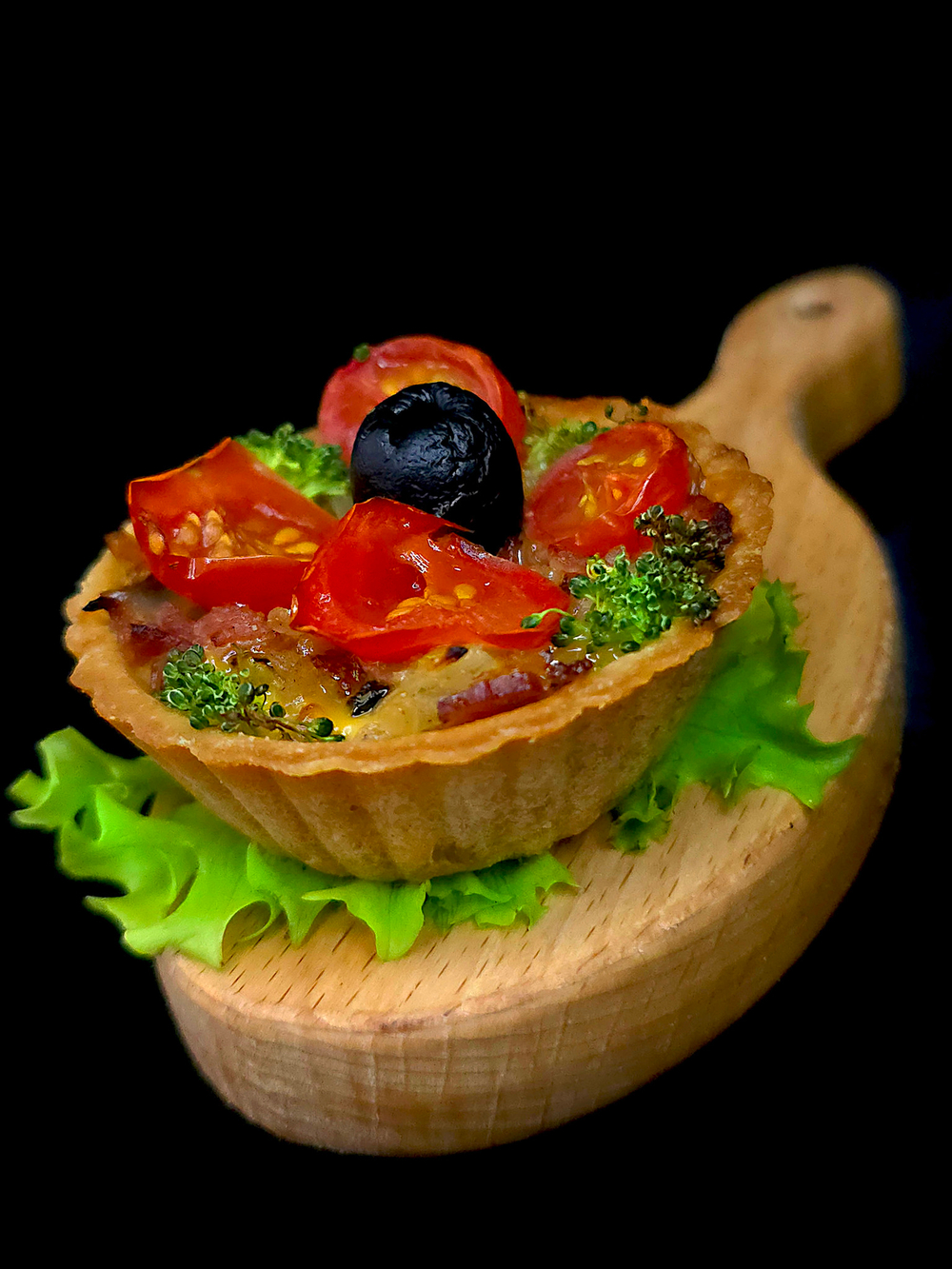 Киш с карамелизированным красным луком, чесноком, черри и оливкой