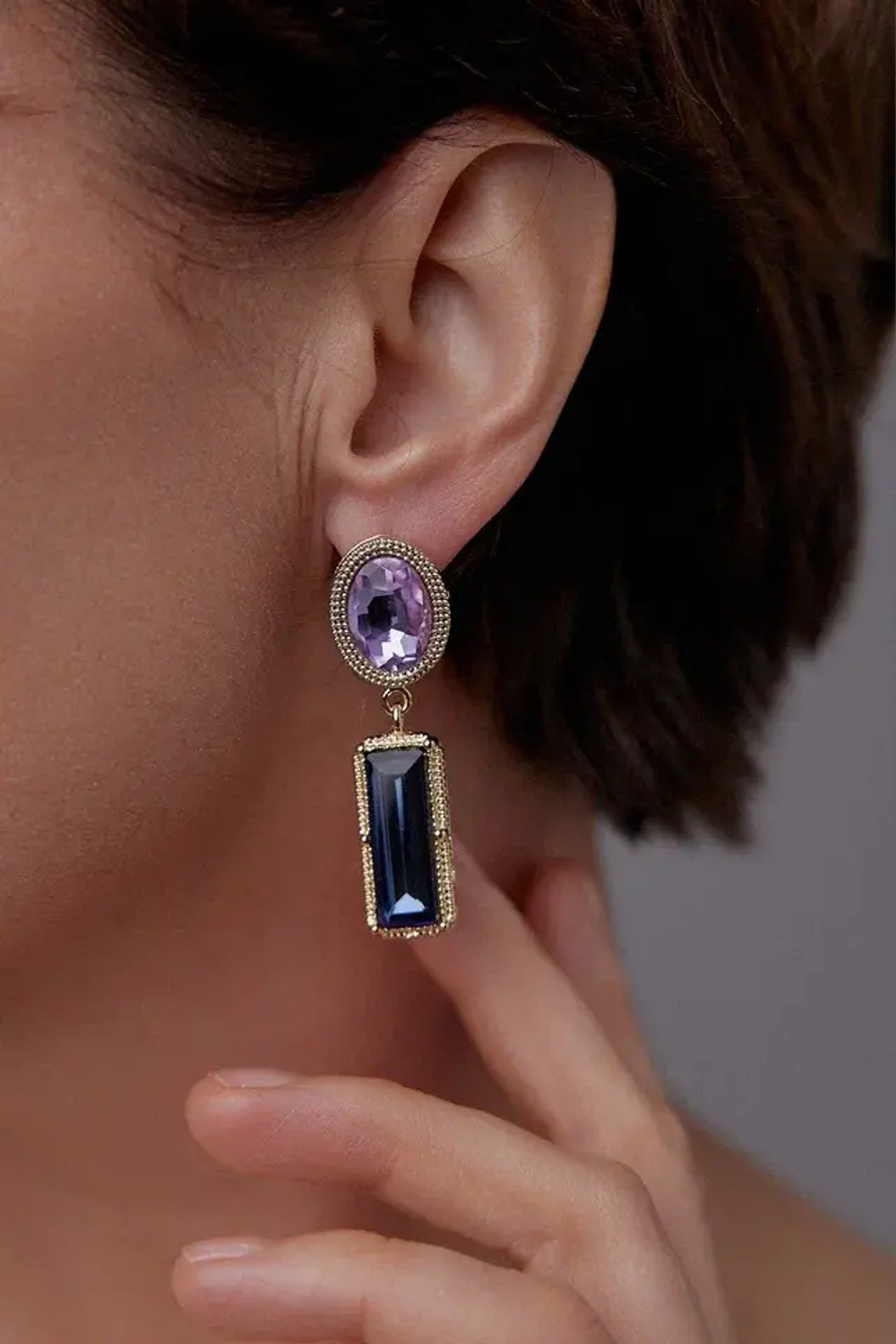 Серьги пусеты сиреневые и темно-синие кристаллы в золотой рамке