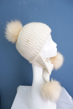 Шапка с помпонами