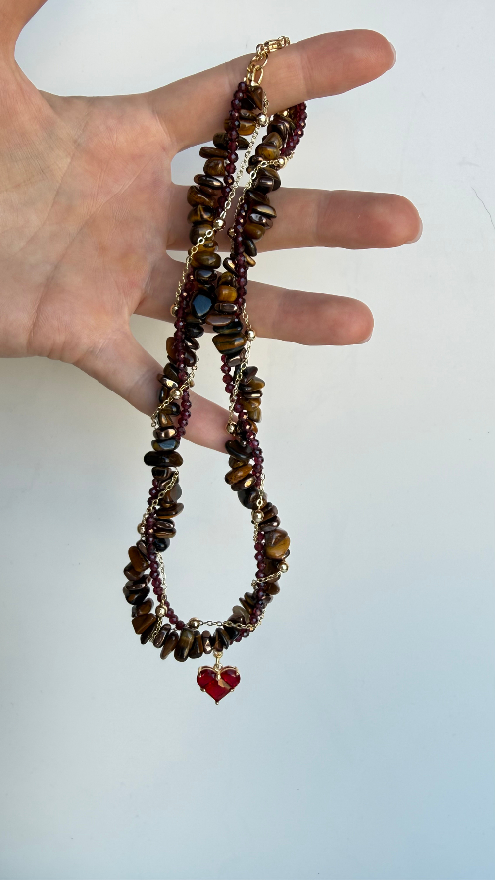 Колье из тигрового глаза и граната с подвеской сердце с фианитом