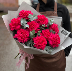 Букет из французских роз малинового оттенка и эвкалипта в стильном оформлении