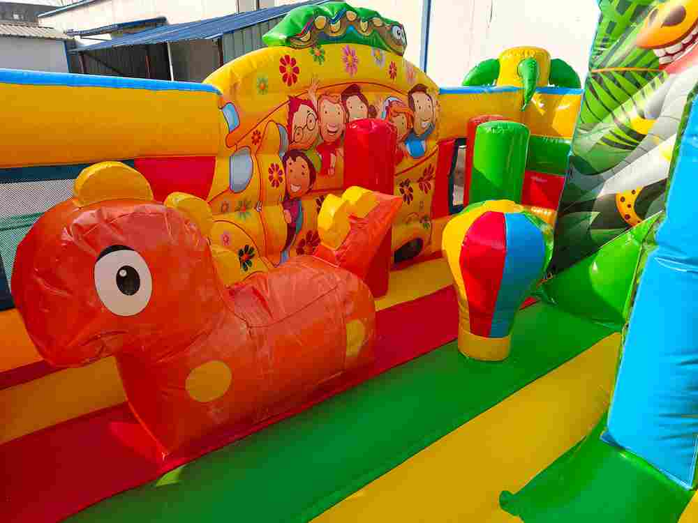 Коммерческий надувной батут "Сафари-экскурсия", с горкой 5*4*2,8 м