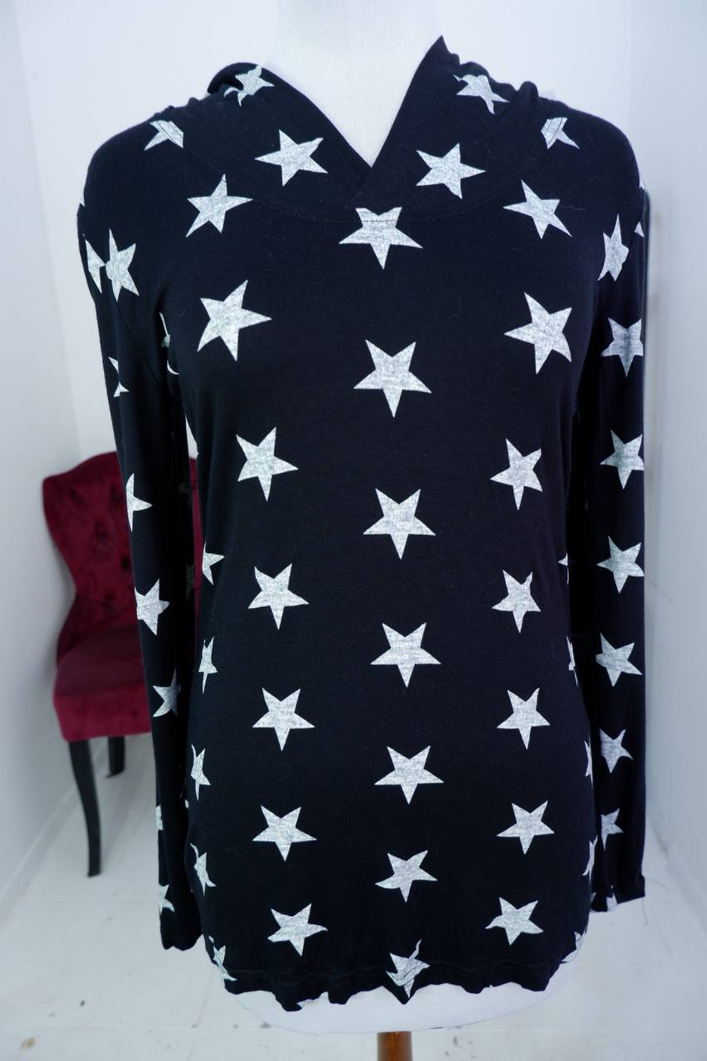 Кофта с капюшоном с ярким принтом 44 размер