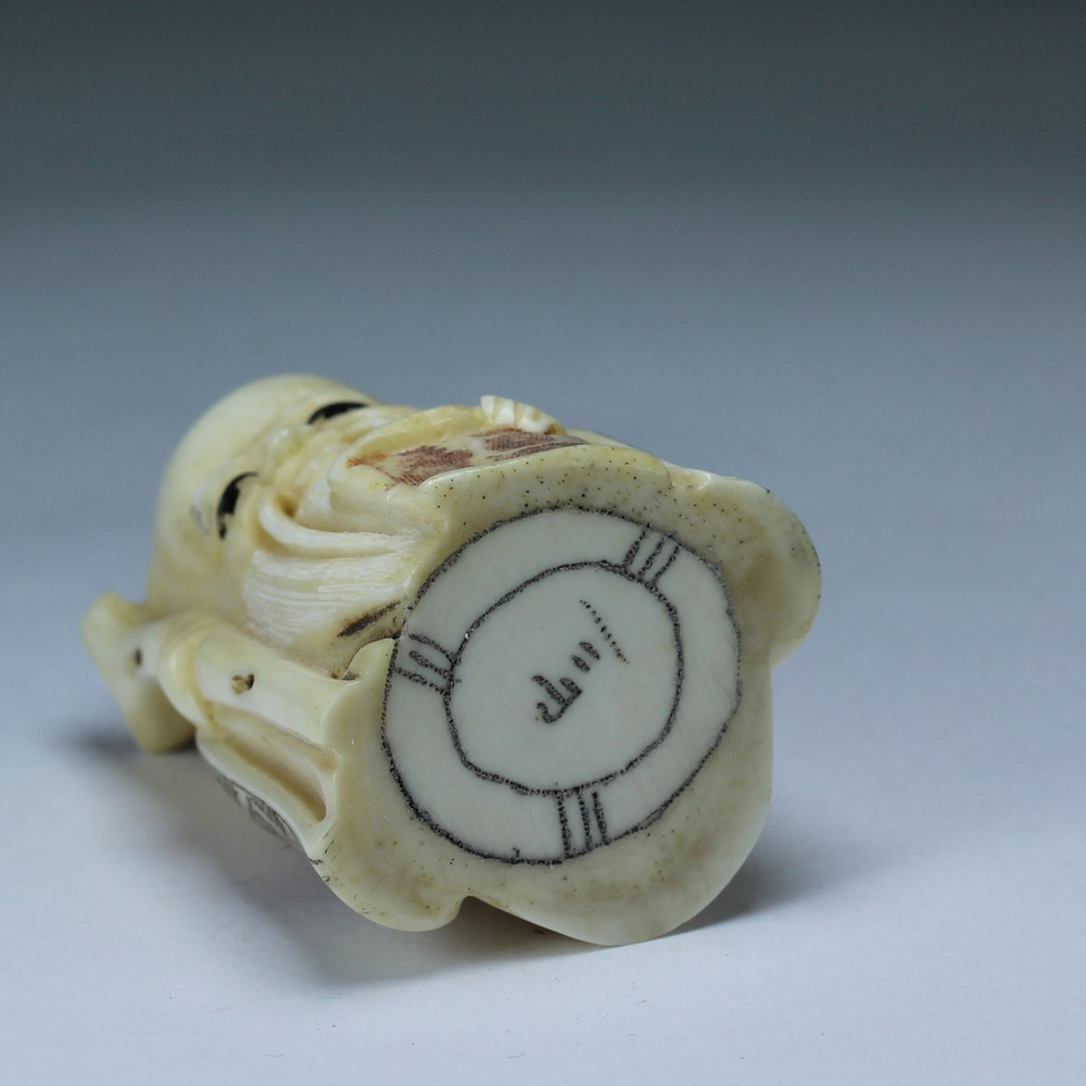 Нэцкэ Шоусин в шапочке и иероглиф счастье