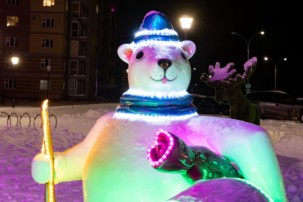 уличные фигуры с подсветкой "Медведи несут елку"