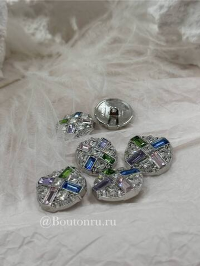 Пуговицы серебристые с разноцветными камнями стразами