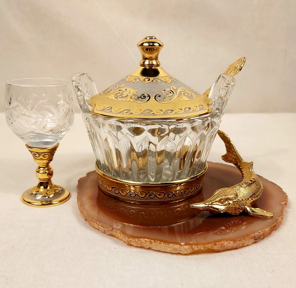 Икорница "Осетринка" с крышечкой на агате с рюмочкой