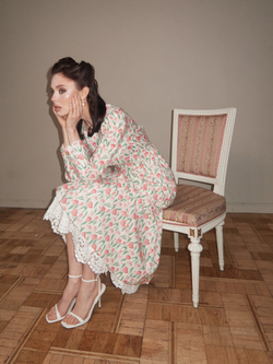 Платье с широкими манжетами