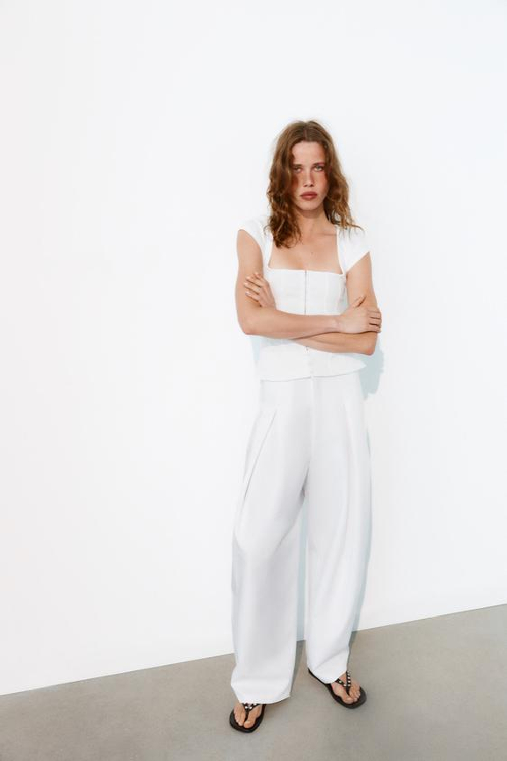 ZARA БРЮКИ BALLOON С ЗАЩИПАМИ, БЕЛЫЙ