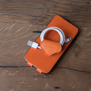 Чехол-держатель для проводов кожаный Chapeau Easy оранжевого цвета