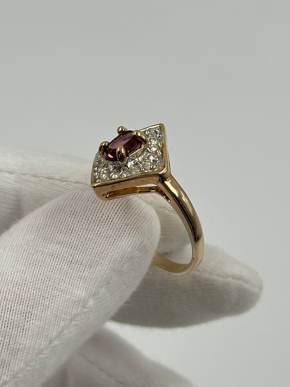 Кольцо с кристаллами