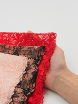 Набор отрезов вышивок на сетке и шантильи