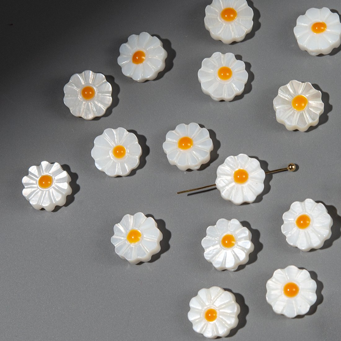 Ромашка из белого перламутра речных ракушек 10мм, сквозное отверстие