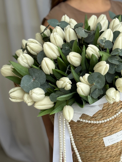 Охапка белых тюльпанов и благородный эвкалипт в стильной корзине от Флора Маркет