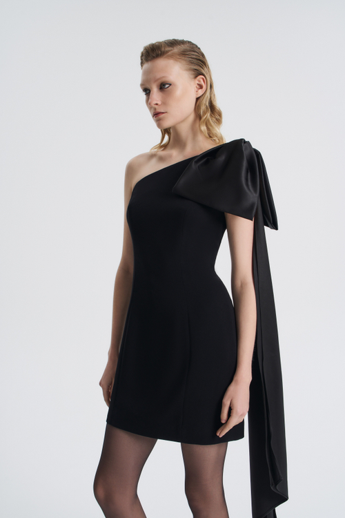 Платье на одно плечо с бантом