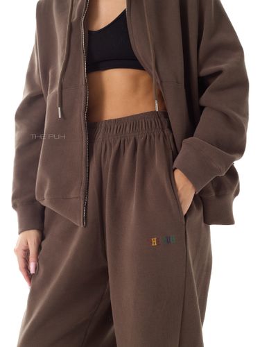 Коричневый костюм с цветной вышивкой на спине