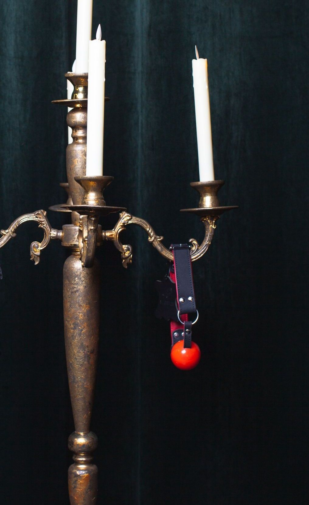 Красный силиконовый кляп-шар Scandal с черным ремешком из натуральной кожи (Цвет: черный)