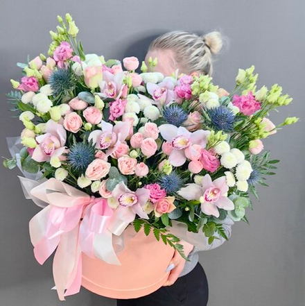 Шляпная коробка с цветами