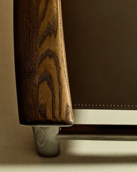 Стул Jan из переработанной кожи темно-коричневого цвета и ясеня в ореховом цвете